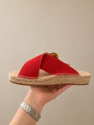 Sandalias planas rojas con hebilla