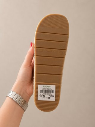 Sandalias planas rojas con hebilla