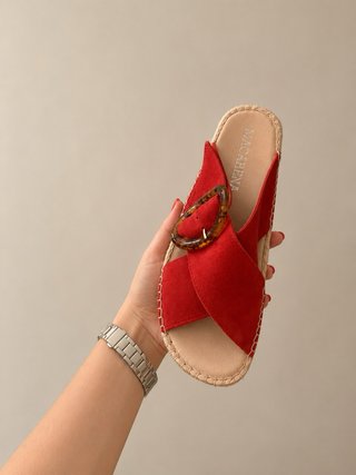 Sandalias planas rojas con hebilla