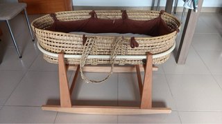 Moisés de mimbre con soporte de madera