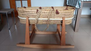 Moisés de mimbre con soporte de madera