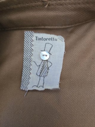 Chaqueta beige con botones militares