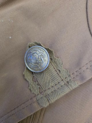 Chaqueta beige con botones militares