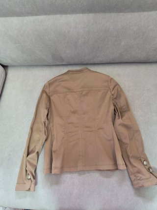 Chaqueta beige con botones militares