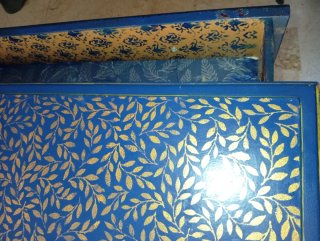 Cómoda vintage 3caj, pintada a mano, con escondrij