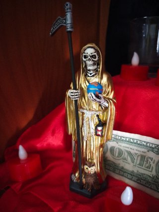 Figura Santa Muerte Dorada con Mundo