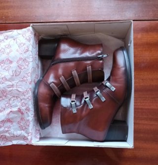 Botines de tacón marrones con hebillas