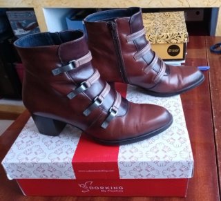 Botines de tacón marrones con hebillas