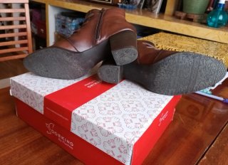 Botines de tacón marrones con hebillas