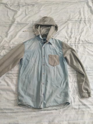 Sudadera con capucha azul y gris