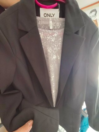 Blusa ONLY gris con estampado, brillante