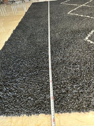 Alfombra pelo alto y diseño rombos