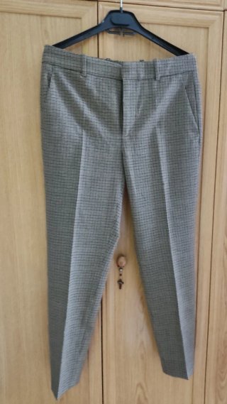 Pantalones de cuadros beige y grises