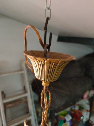 Lámpara de araña dorada y cristal