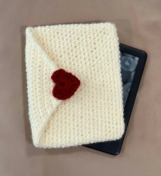 Funda tejida para Kindle con corazón