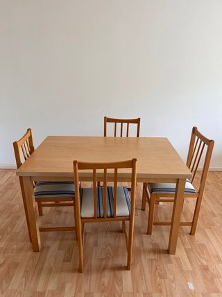 Mesa y 4 sillas comedor madera