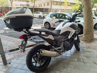 Honda NC750X Adventure Moto Negra y Blanca