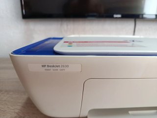 Impresora HP azul y blanca