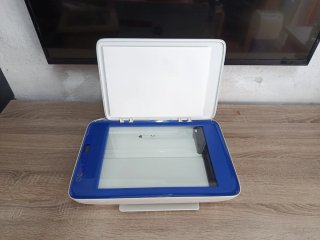 Impresora HP azul y blanca