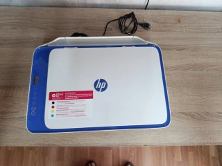 Impresora HP azul y blanca