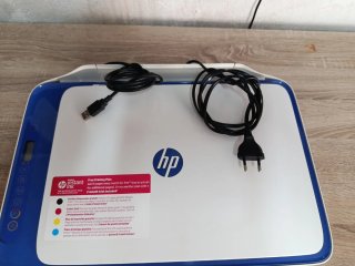 Impresora HP azul y blanca