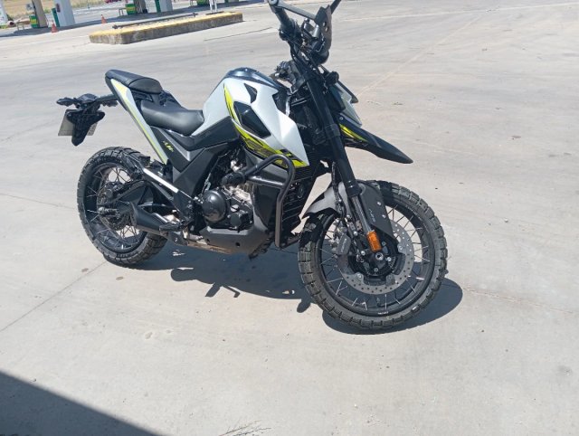 Moto Adventure Blanca y Amarilla