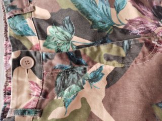 Pantalones cargo con estampado floral
