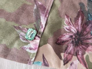 Pantalones cargo con estampado floral