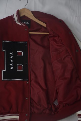 Chaqueta universitaria BoohooMAN Talla S