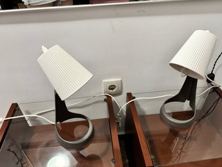 Mesita Ikea con lámpara