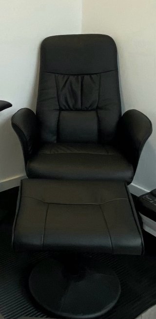 Sillón reclinable con reposapiés
