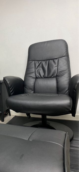 Sillón reclinable con reposapiés