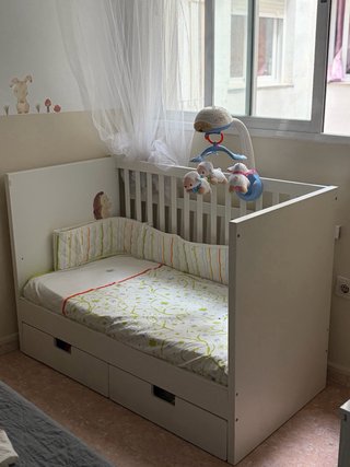 Cuna de bebé blanca con cajones