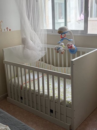 Cuna de bebé blanca con cajones