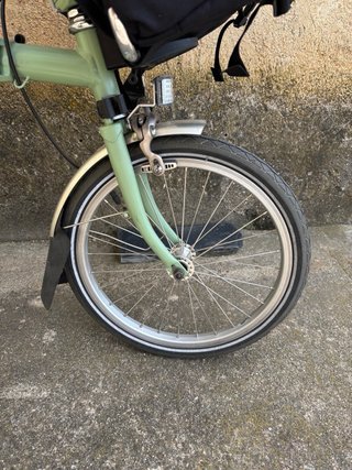 Bicicleta Brompton plegable verde