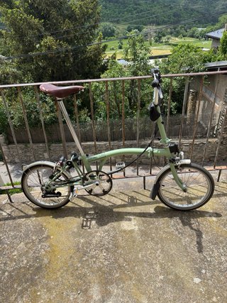 Bicicleta Brompton plegable verde