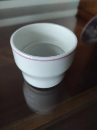 Taza de porcelana con borde rosa
