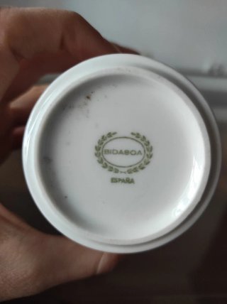Taza de porcelana con borde rosa