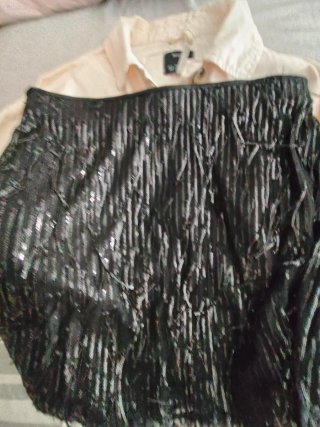 Falda negra con flecos y lentejuelas
