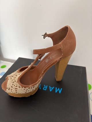 Zapatos de tacón beige y marrón talla 38