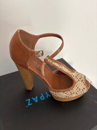 Zapatos de tacón beige y marrón talla 38