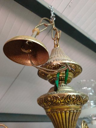 Lámpara de metal y cristal dorada