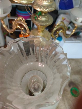 Lámpara de metal y cristal dorada