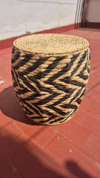 Taburete de esparto con diseño geométrico