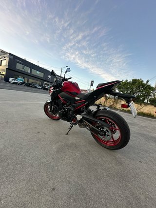 Kawasaki Z900 Negra y Roja