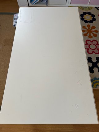 Escritorio blanco con estantes