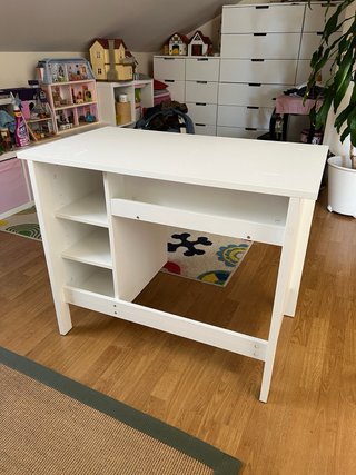 Escritorio blanco con estantes