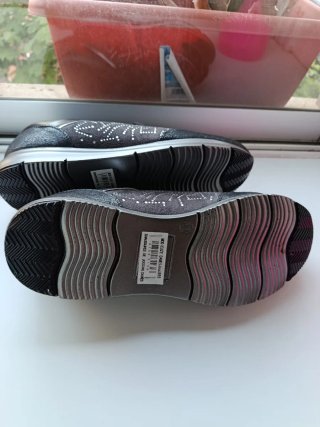 Zapatillas Modi Mujer Negras y Plateadas