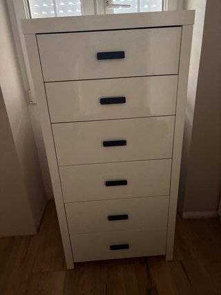 Cómoda blanca de madera