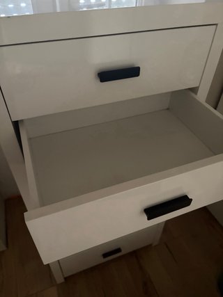 Cómoda blanca de madera